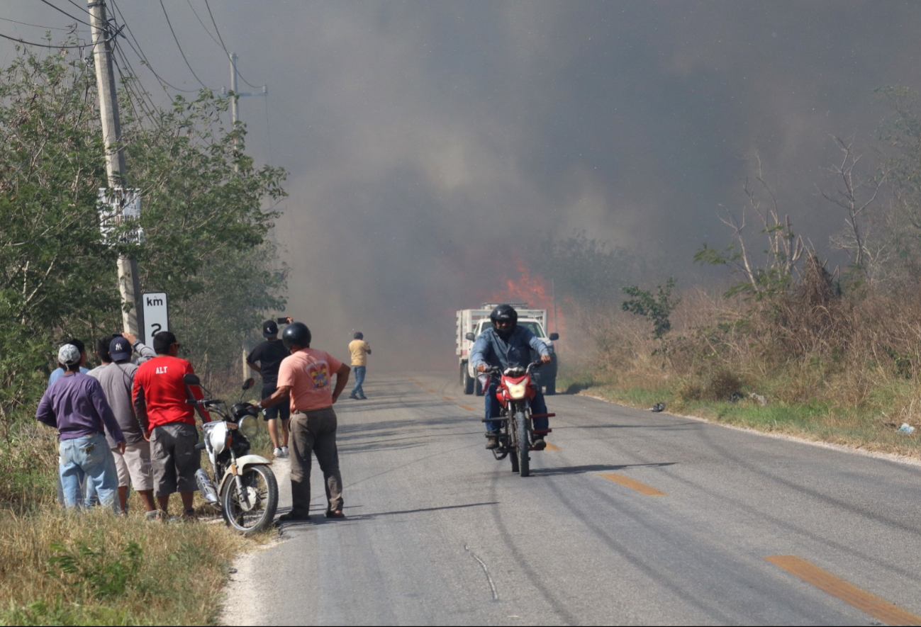 El fuego tomó fuerza y se extendió en la zona por la fuerza del viento. El fuego tomó fuerza y se extendió en la zona por la fuerza del viento.