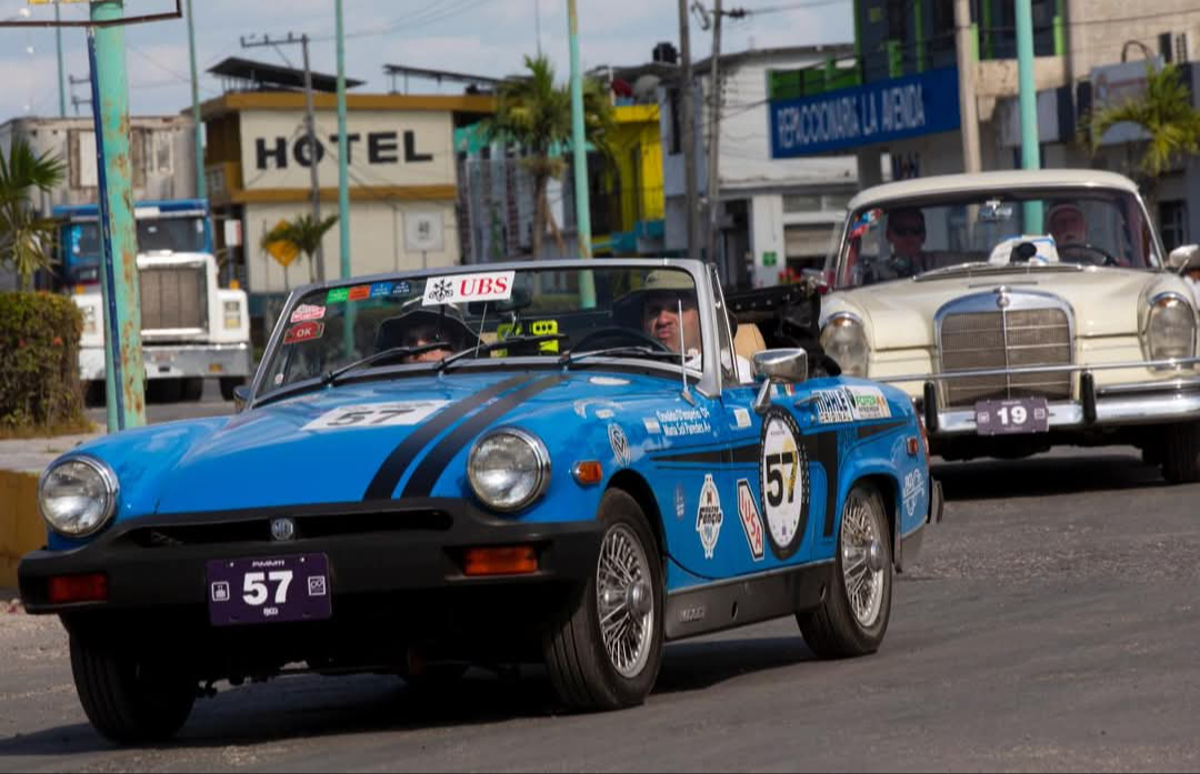 El recorrido incluyó calles principales de Escárcega y Campeche, donde el público admiró estas joyas automotrices El recorrido incluyó calles principales de Escárcega y Campeche, donde el público admiró estas joyas automotrices