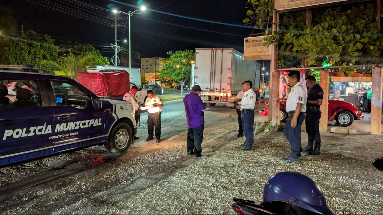 Detienen a dos traileros por derribar un poste de luz en la Colonia Salitral de Ciudad del Carmen