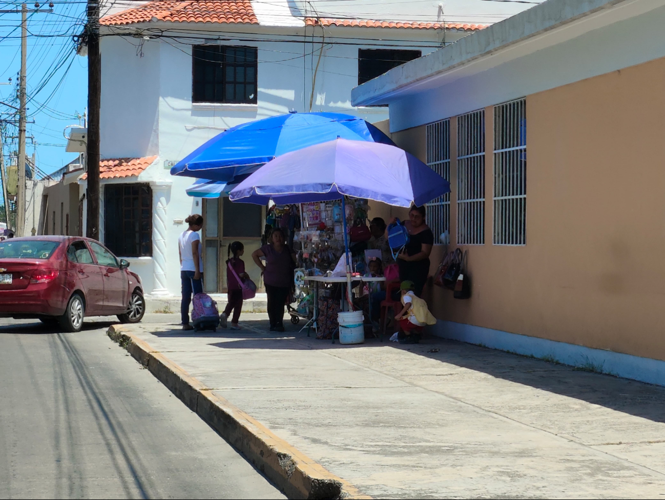 En Ciudad del Carmen, los directivos escolares han pedido que los vendedores ajusten sus productos al listado permitido, sin solicitar su retiro formal En Ciudad del Carmen, los directivos escolares han pedido que los vendedores ajusten sus productos al listado permitido, sin solicitar su retiro formal