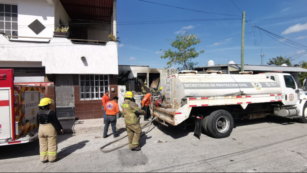 Indigentes provocan incendio en casa abandonada en Campeche y huyen