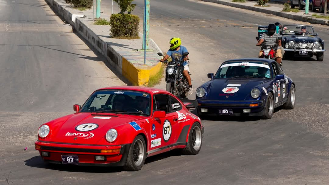 La avenida Justo Sierra Méndez fue escenario de un desfile de automóviles clásicos como parte del Rally Maya México La avenida Justo Sierra Méndez fue escenario de un desfile de automóviles clásicos como parte del Rally Maya México