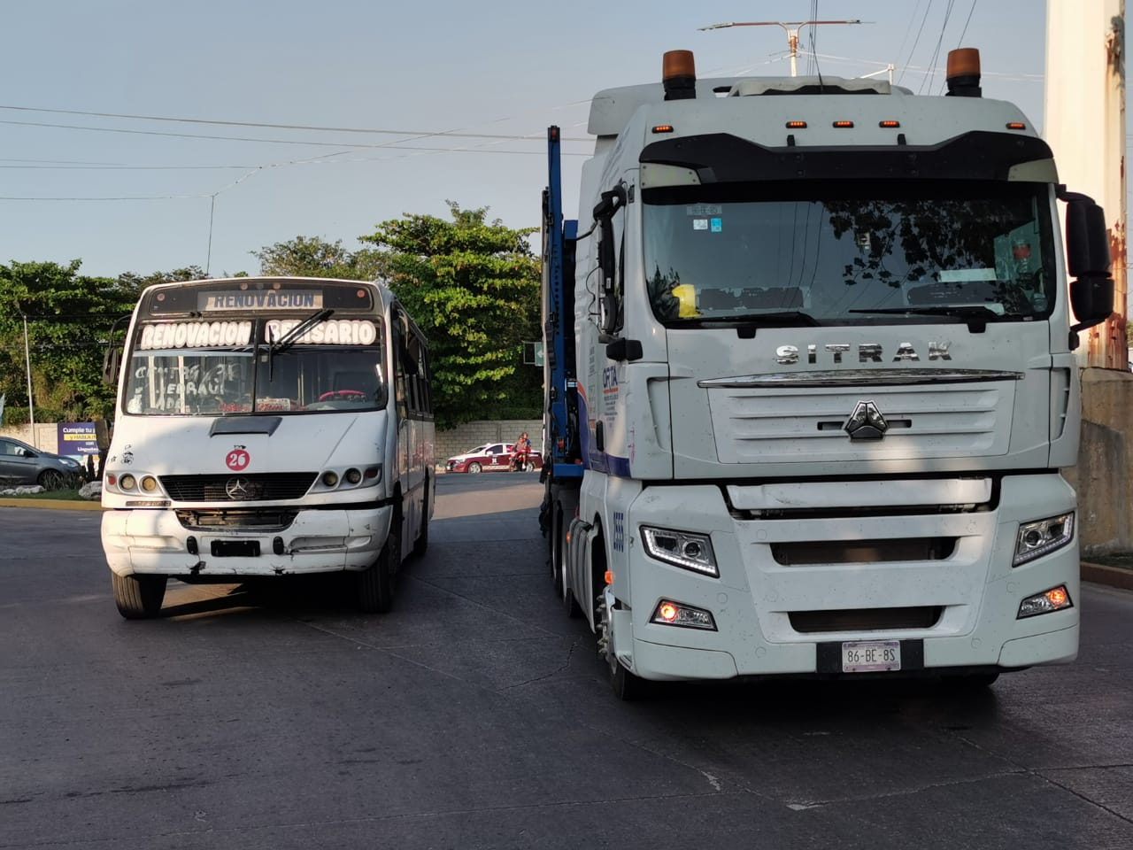 Chocan madrina y camión urbano en la Francisco I. Madero de Ciudad del Carmen