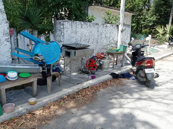 Las pertenencias de la pareja fue colocada y expuesta en la acera de la calle. Las pertenencias de la pareja fue colocada y expuesta en la acera de la calle.