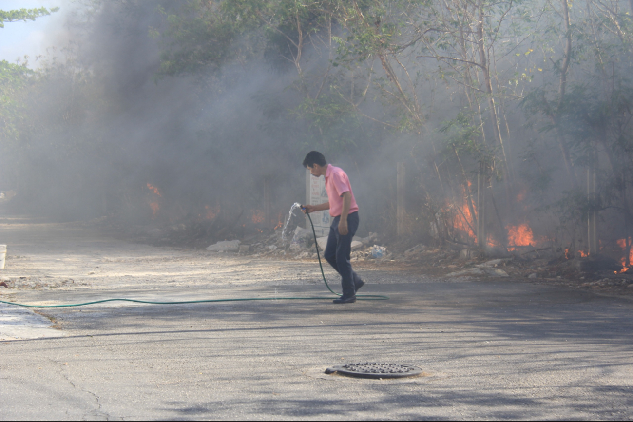 Presunto incendio provocado desata pánico en la supermanzana 41 en la ciudad de Cancún