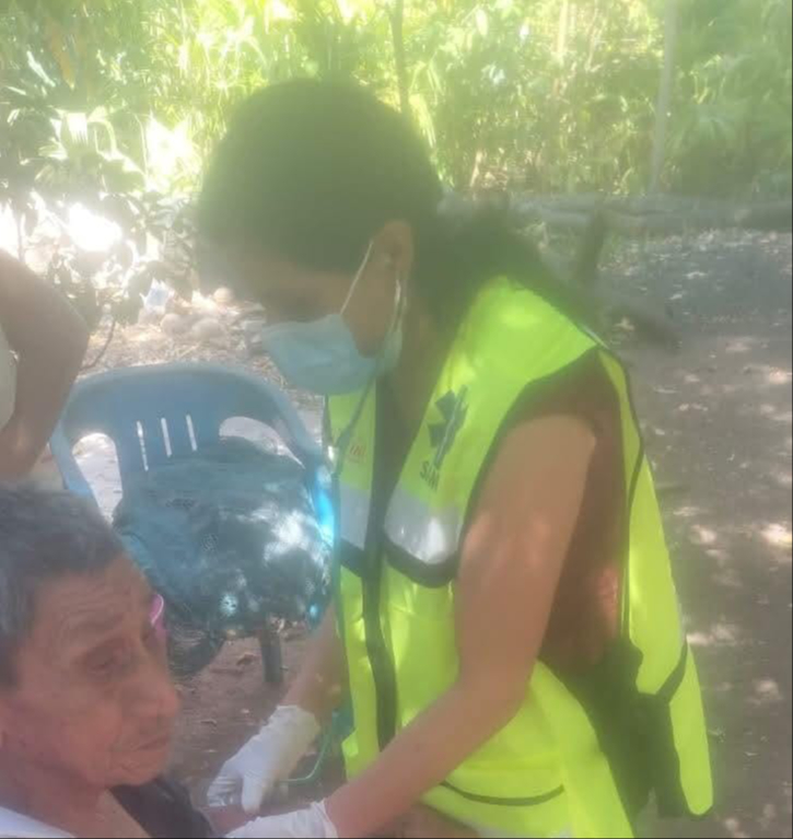 Personal paramédico otorgó apoyo a los adultos mayores. Personal paramédico otorgó apoyo a los adultos mayores.