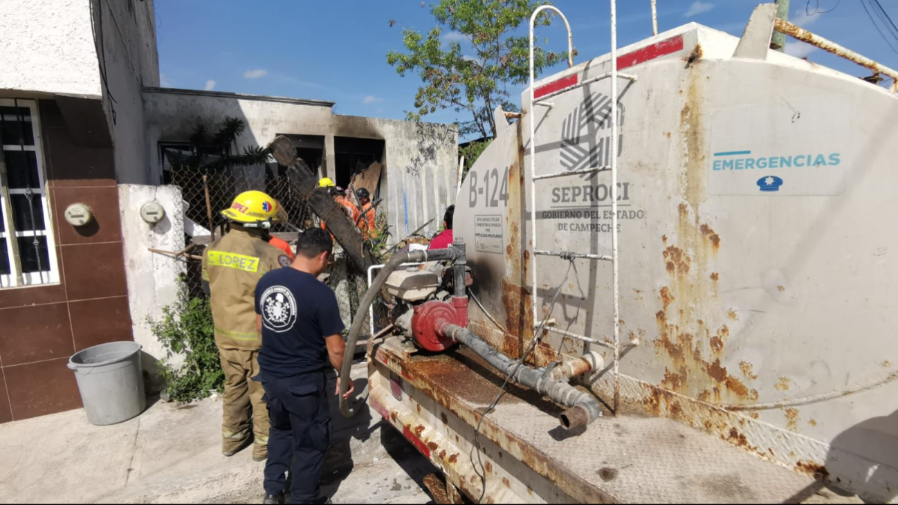 Vecinos alertaron a las autoridades, quienes controlaron el fuego con más de 2 mil litros de agua Vecinos alertaron a las autoridades, quienes controlaron el fuego con más de 2 mil litros de agua