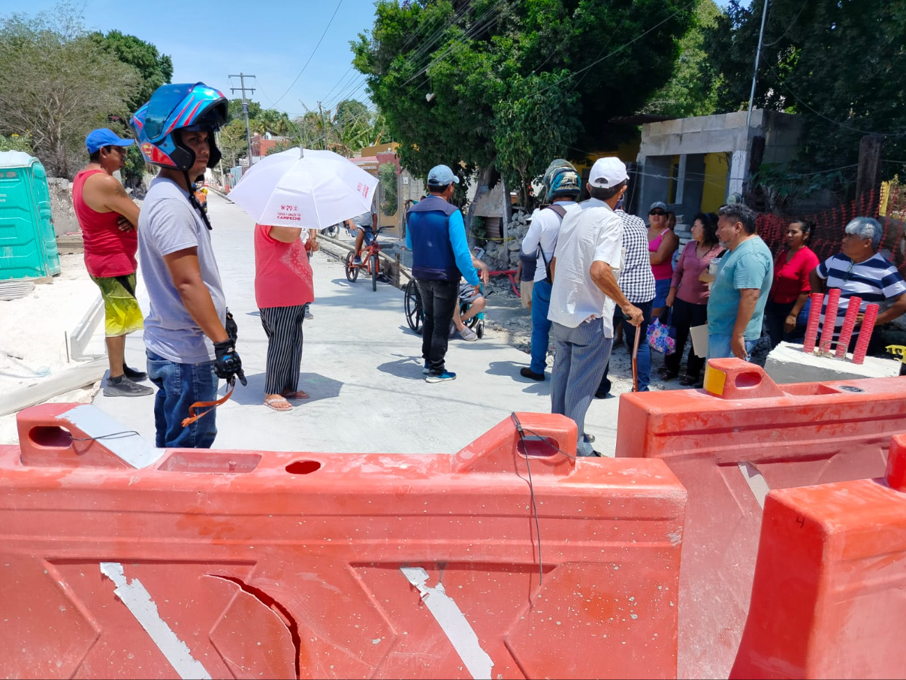 Vecinos de la Ermita alzan la voz contra el Tren Ligero; impide acceso vehicular a sus casas 