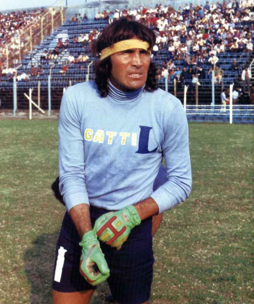 La leyenda del futbol argentino Hugo "El Loco" Gatti murió a los 80 años   