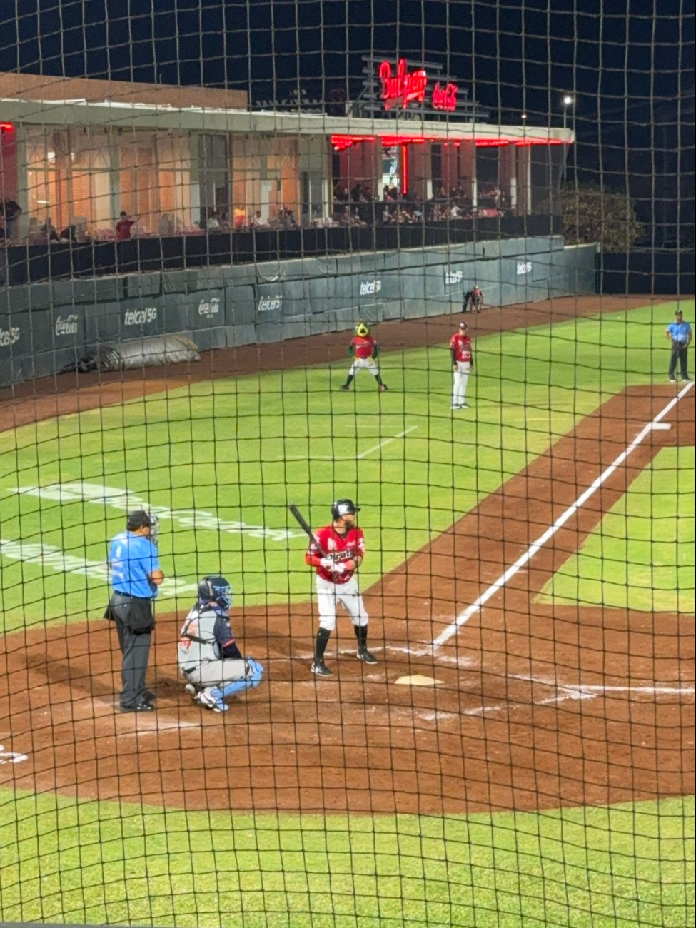 Kivi, cerveza y batazos: ¿cuánto cuesta la experiencia en el estadio Nelson Barrera Kivi, cerveza y batazos: ¿cuánto cuesta la experiencia en el estadio Nelson Barrera