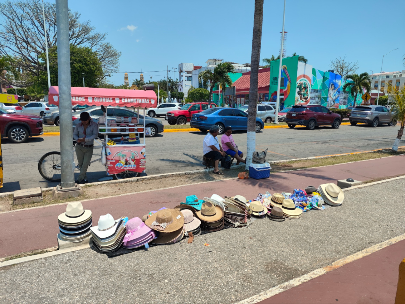 Además de sombreros típicos, ofrece productos variados con precios desde 100 hasta 1,000 pesos Además de sombreros típicos, ofrece productos variados con precios desde 100 hasta 1,000 pesos