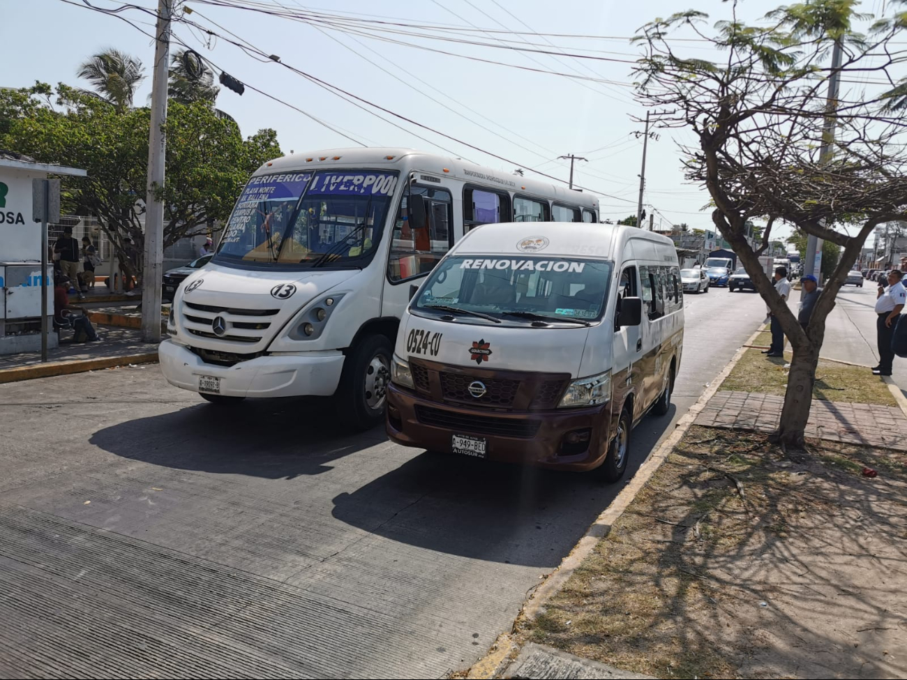 Caos vial frente al ADO por choque entre camión y combi