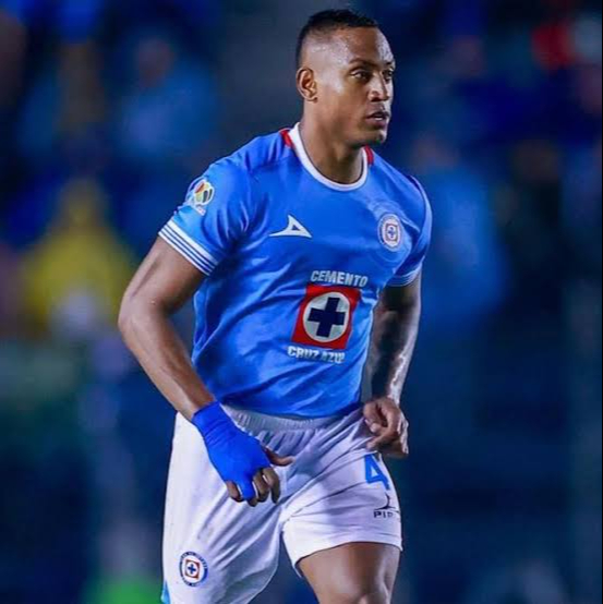 El jugador de Cruz Azul tuvo un accidente en el segundo piso de periférico de la CDMX