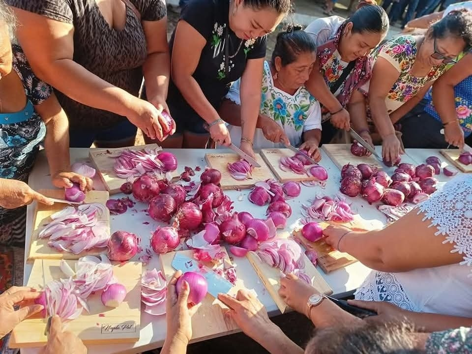 Integrantes de un gremio participan en el Dzan Cebolla, previo al inicio de las fiestas del pueblo