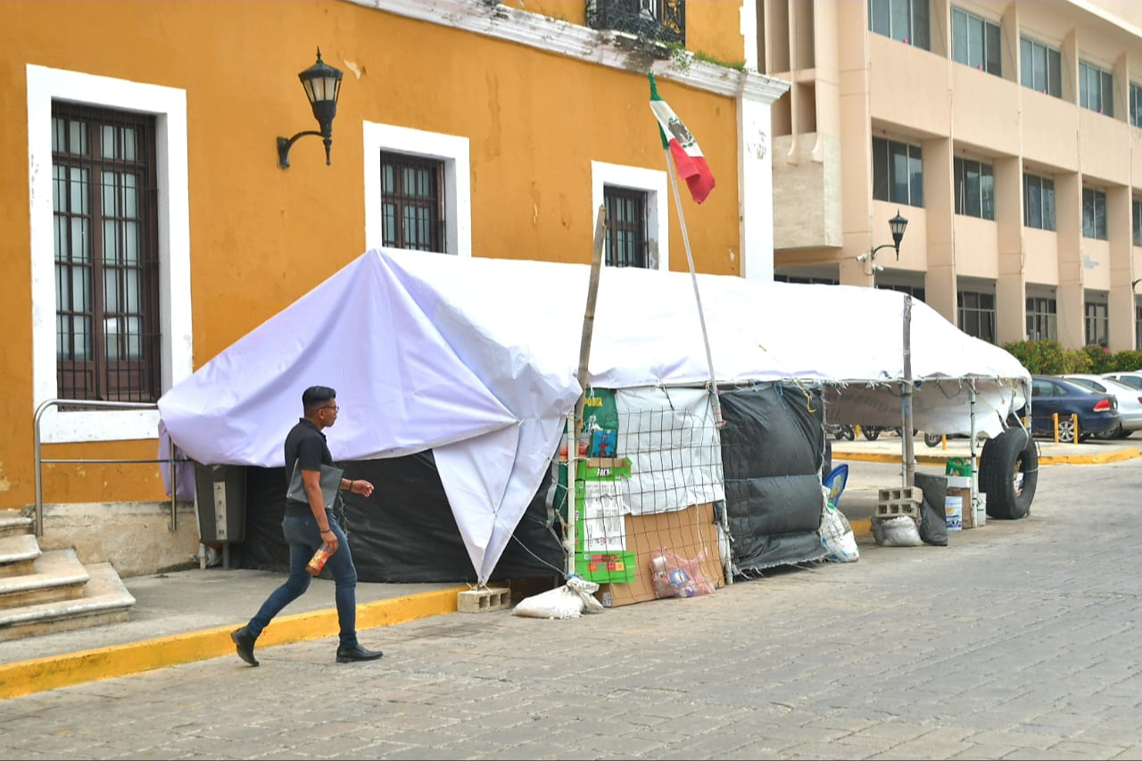La mayoría de los exempleados exige reinstalación y mantiene una protesta frente al Palacio Municipal La mayoría de los exempleados exige reinstalación y mantiene una protesta frente al Palacio Municipal