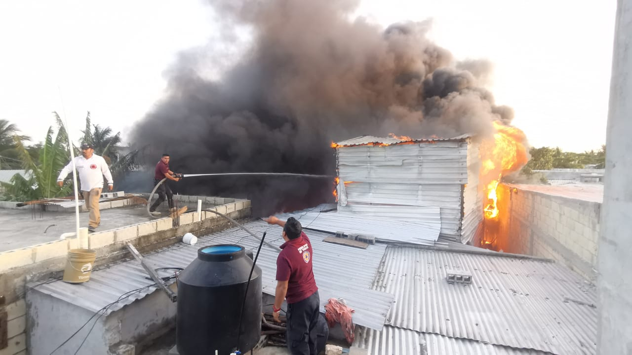 Las llamas se propagaron rápidamente, obligando a vecinos a evacuar sus hogares Las llamas se propagaron rápidamente, obligando a vecinos a evacuar sus hogares