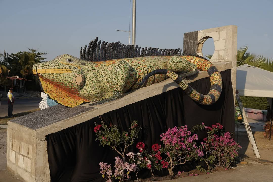 Monumento a la Iguana embellece el Malecón de La Caleta y promueve conciencia ambiental Monumento a la Iguana embellece el Malecón de La Caleta y promueve conciencia ambiental