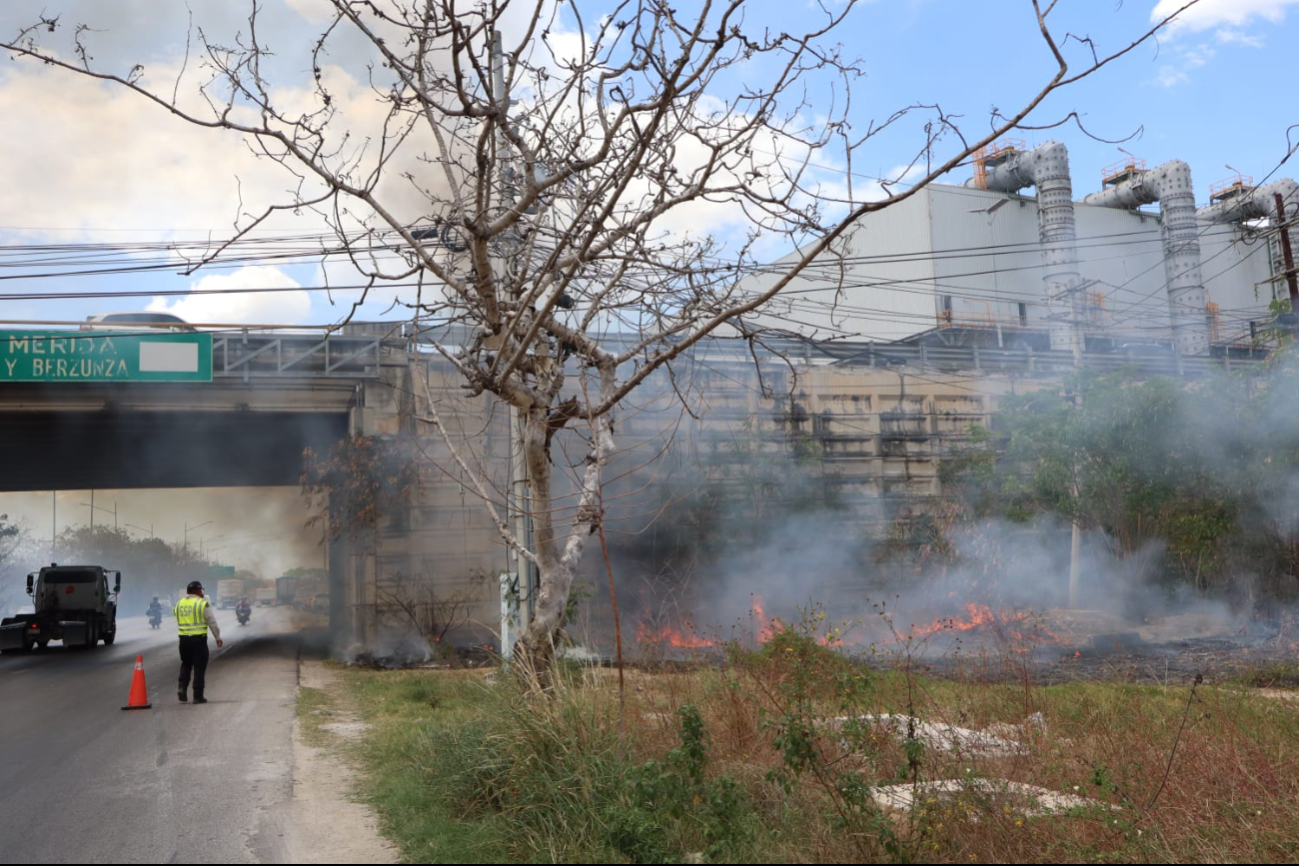 Se desconocen las causas del incendio en la salida a Umán Se desconocen las causas del incendio en la salida a Umán