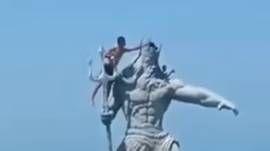 Captan a bañista subiendo al monumento de Poseidón en Progreso Captan a bañista subiendo al monumento de Poseidón en Progreso