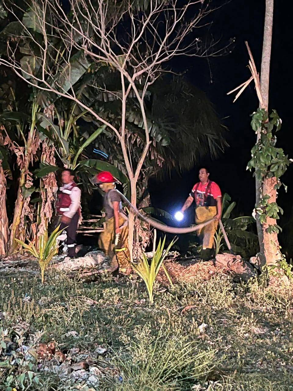 El fuego amenazaba con propagarse a casas cercanas en la colonia Carlos Salinas de Gortari. El fuego amenazaba con propagarse a casas cercanas en la colonia Carlos Salinas de Gortari.