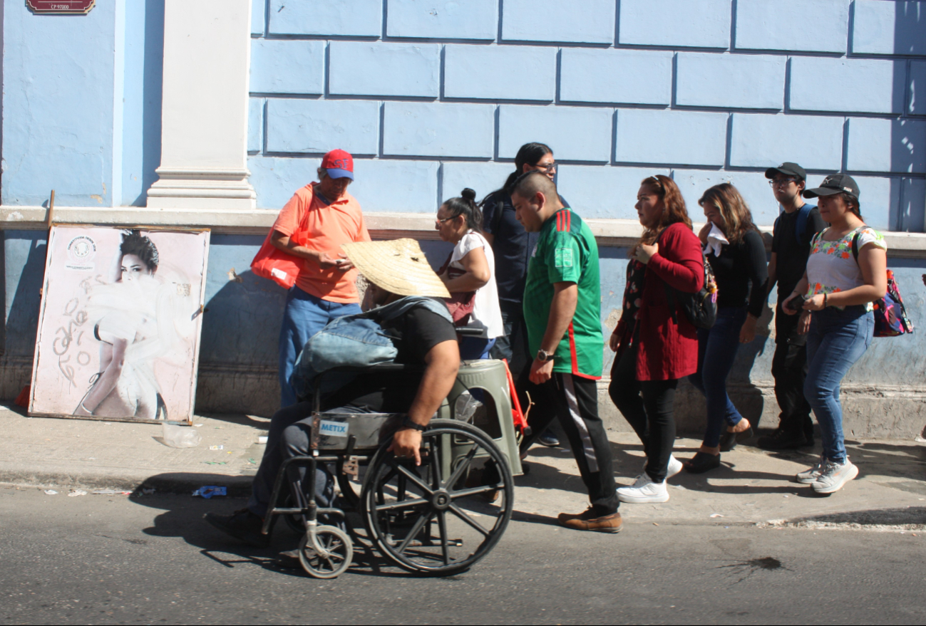 Peatones relegados al mínimo espacio y calles congestionadas, entre los problemas.