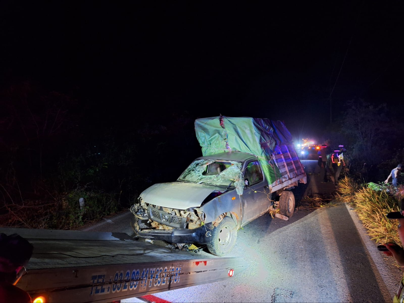 Por medio de una grúa, la camioneta fue levantada con daños considerables Por medio de una grúa, la camioneta fue levantada con daños considerables