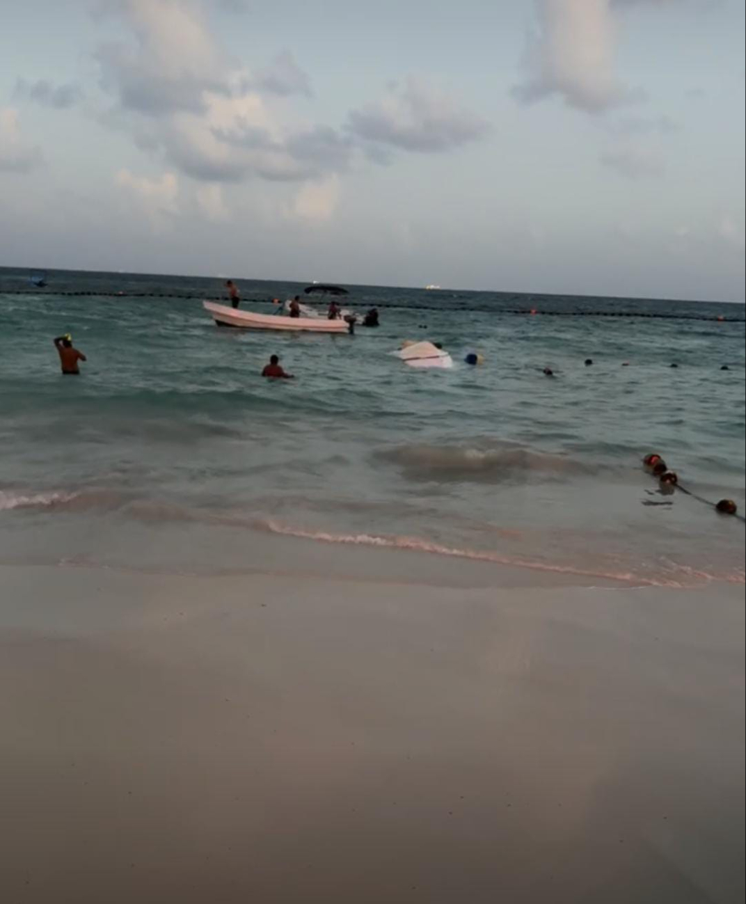 Tomó mucho tiempo llevar la lancha de los pescadores a tierra firme por el fuerte oleaje.