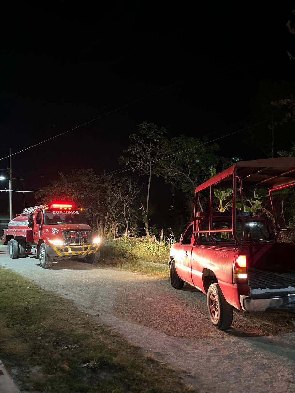 Bomberos controlan incendio cerca de viviendas en Escárcega