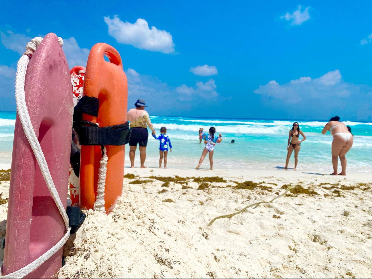 Continúa búsqueda de turista extraviado en playa Chac Mool de Cancún