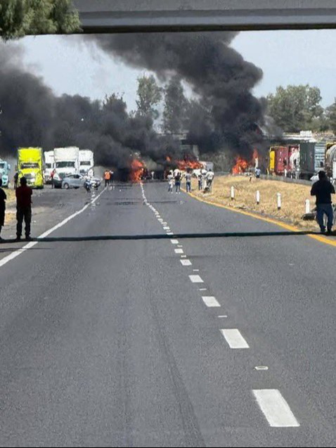 Autoridades reportan vehículos quemados, comercios atacados y carreteras cerradas. Autoridades reportan vehículos quemados, comercios atacados y carreteras cerradas.