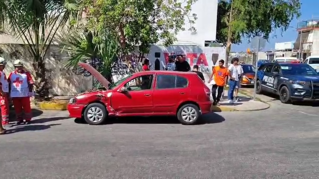 Conductor no respeta alto y provoca accidente en avenida Las Cigüeñas de Playa del Carmen Conductor no respeta alto y provoca accidente en avenida Las Cigüeñas de Playa del Carmen