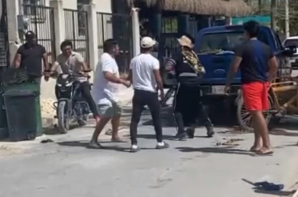 Conductores atacan a empleados porque la unidad de servicio obstruía momentáneamente el paso