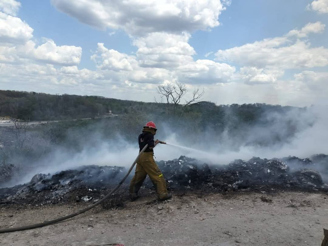 El humo generado por el siniestro afectó la visibilidad de los vehículos y preocupó a los habitantes del ejido kilómetro 74 El humo generado por el siniestro afectó la visibilidad de los vehículos y preocupó a los habitantes del ejido kilómetro 74