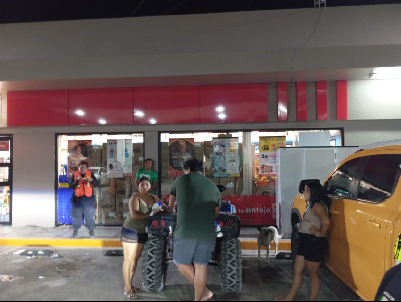El paseante rompió el cristal de una tienda de conveniencia.