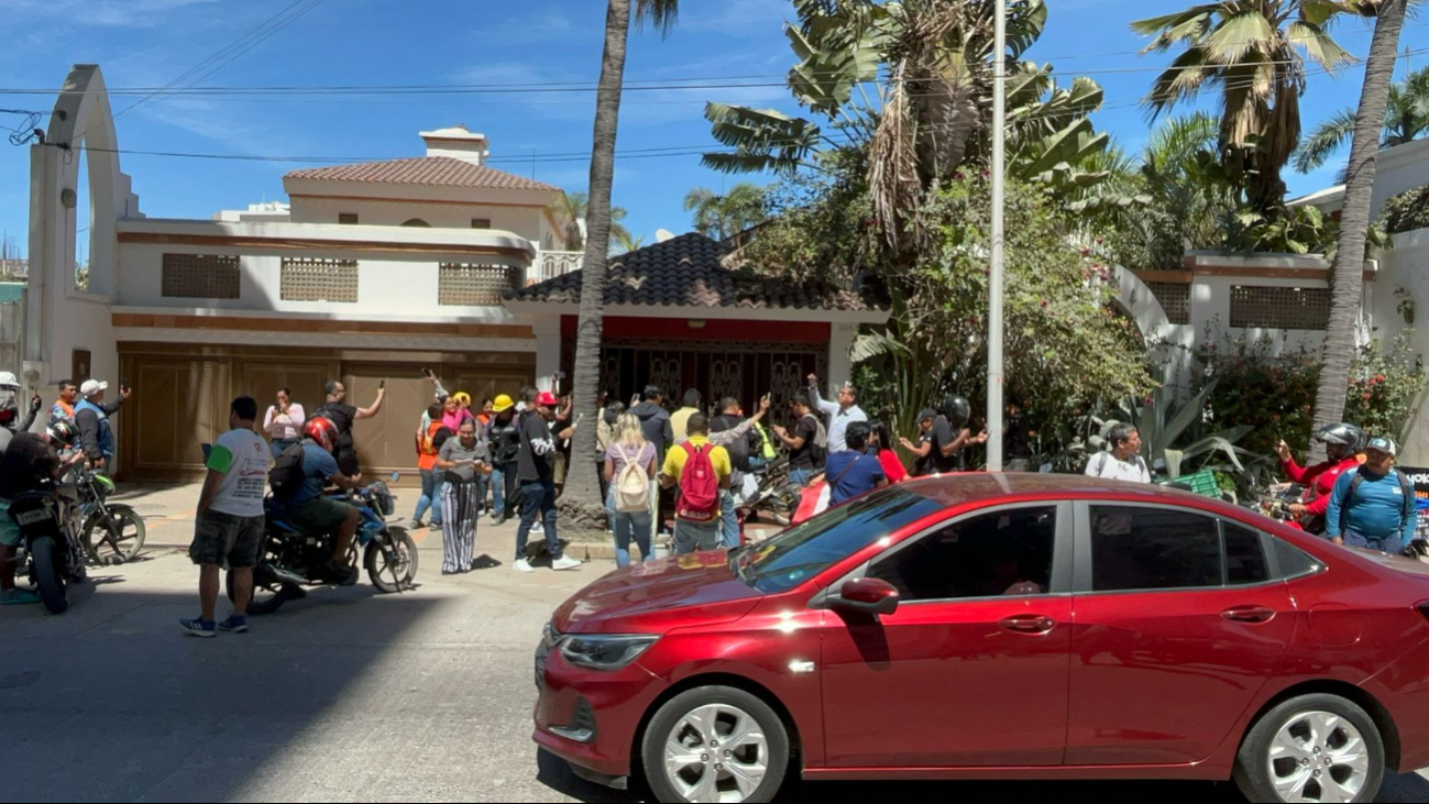 Hubo gritos, claxons, música a todo volumen, lanzamiento de huevos y caos vial. Hubo gritos, claxons, música a todo volumen, lanzamiento de huevos y caos vial.