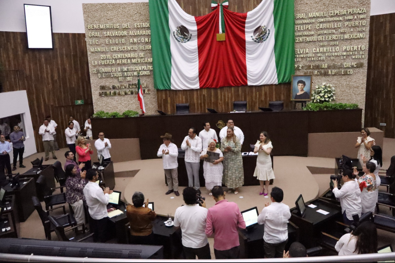 La entrega del reconocimiento fue en el Congreso de Yucatán La entrega del reconocimiento fue en el Congreso de Yucatán