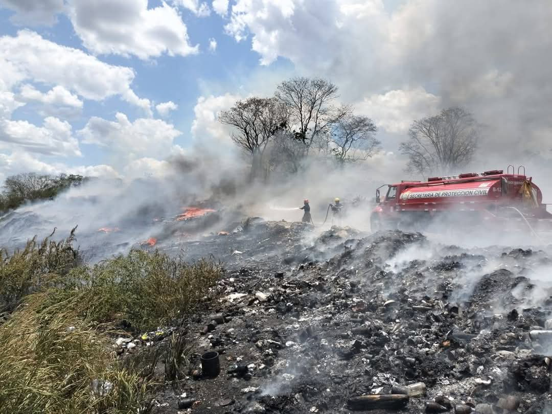 Incendio en basurero municipal de Escárcega moviliza a bomberos y Protección Civil