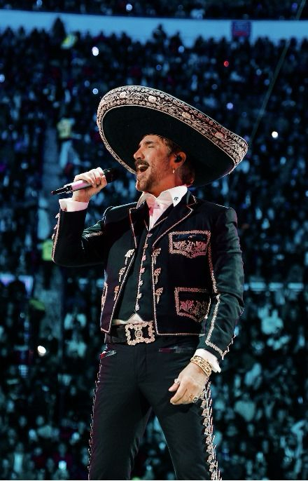 Alejandro Fernández presenta 'De Rey a Rey': Un homenaje musical a su padre Vicente Fernández