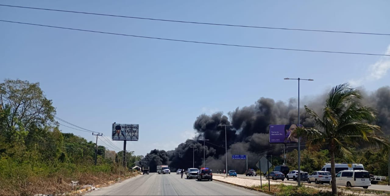 Debido a la magnitud del accidente vial, la carretera fue cerrada en ambos sentidos