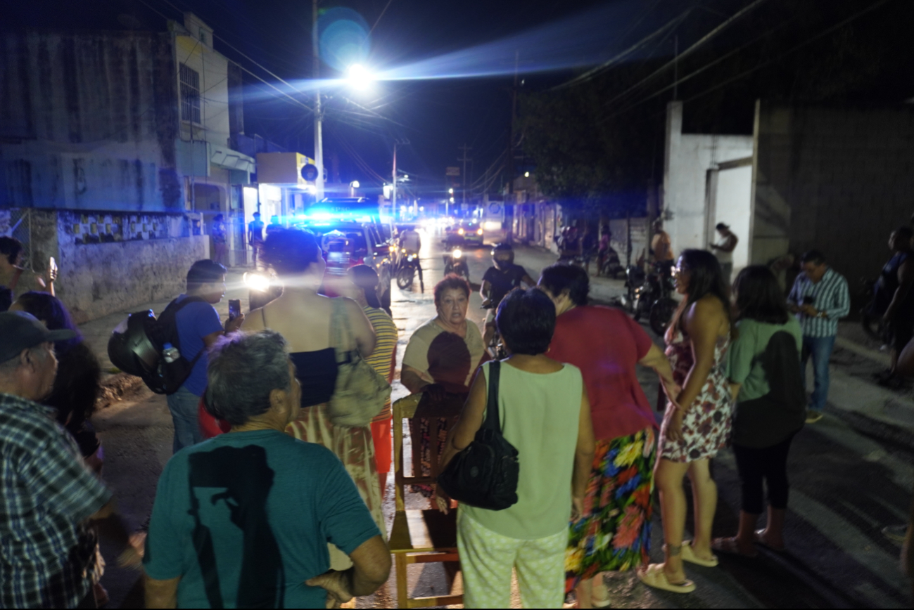 Vecinos de Revolución bloquean avenida en Campeche por fallas eléctricas sin resolver
