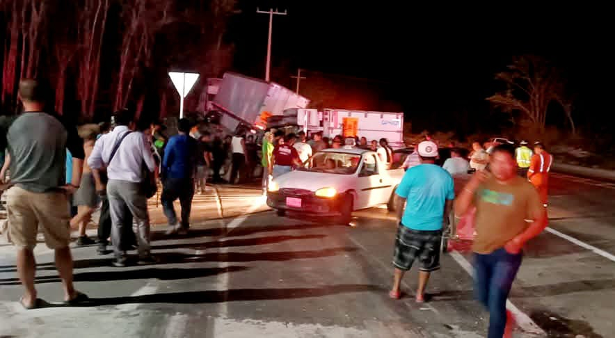 El accidente fue provocado por la colisión entre el tráiler y un camper operado por extranjeros