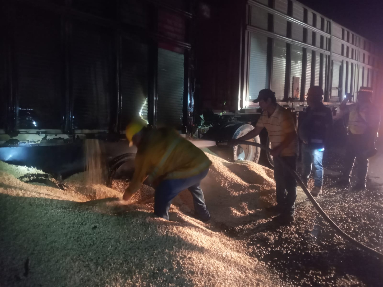 Se incendia un tractocamión doble por la carretera Campeche - Champotón: transportaba 40 toneladas de maíz