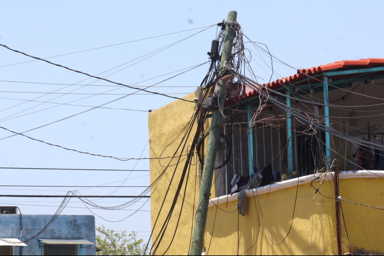 Camión derriba varios postes en la colonia Xoclán Canto de Mérida  