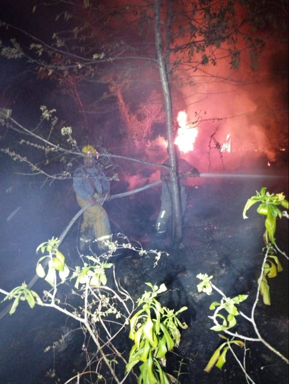 Tras dos horas de labores, lograron controlar el fuego que avanzaba rápidamente Tras dos horas de labores, lograron controlar el fuego que avanzaba rápidamente