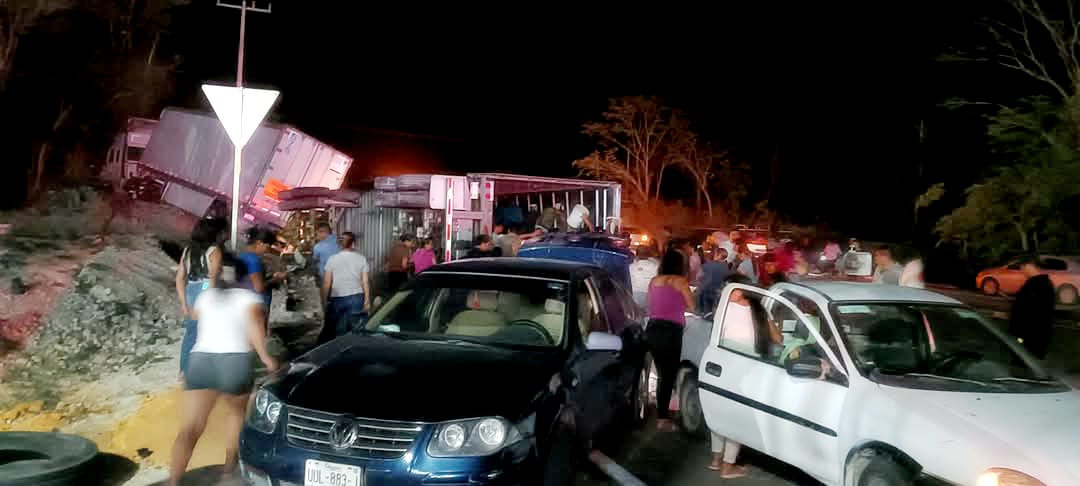Pobladores de Calakmul rapiñan azúcar de tráiler volcado en la vía Escárcega-Chetumal 