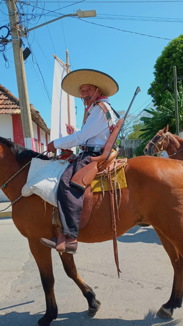 Como cada año baja a la cabecera desde la comunidad La Viuda.