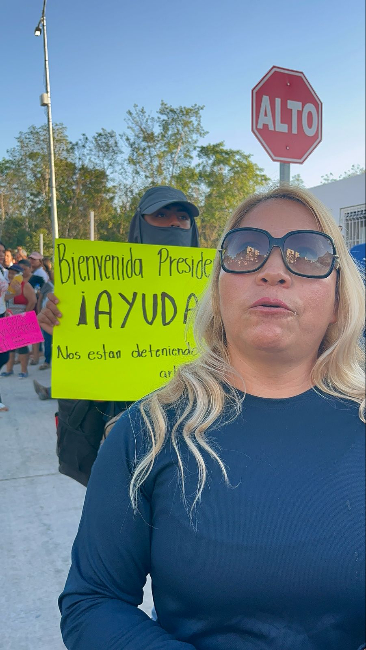 Con mensajes en cartulinas, el grupo solicitó a la presidenta Claudia Sheinbaum a apoyarlos con sus problemas.. Con mensajes en cartulinas, el grupo solicitó a la presidenta Claudia Sheinbaum a apoyarlos con sus problemas..