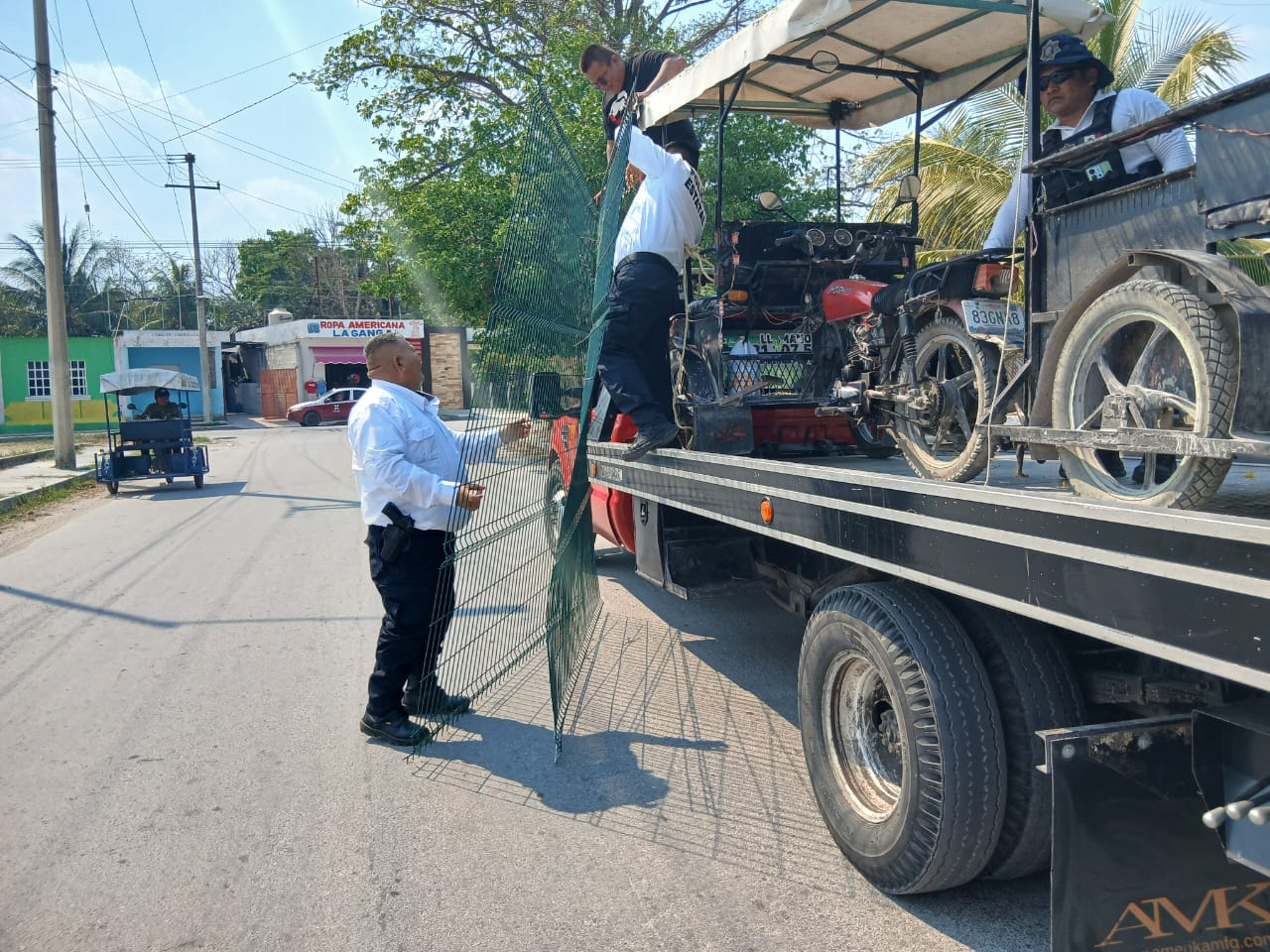 Aseguran mototaxis con láminas de metal del Tren Maya en Escárcega