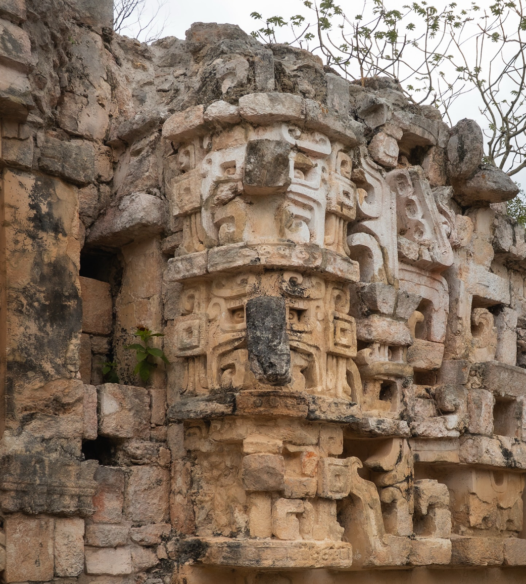 Destaca por sus elaboradas fachadas con mascarones que representan al dios Itzamná Destaca por sus elaboradas fachadas con mascarones que representan al dios Itzamná