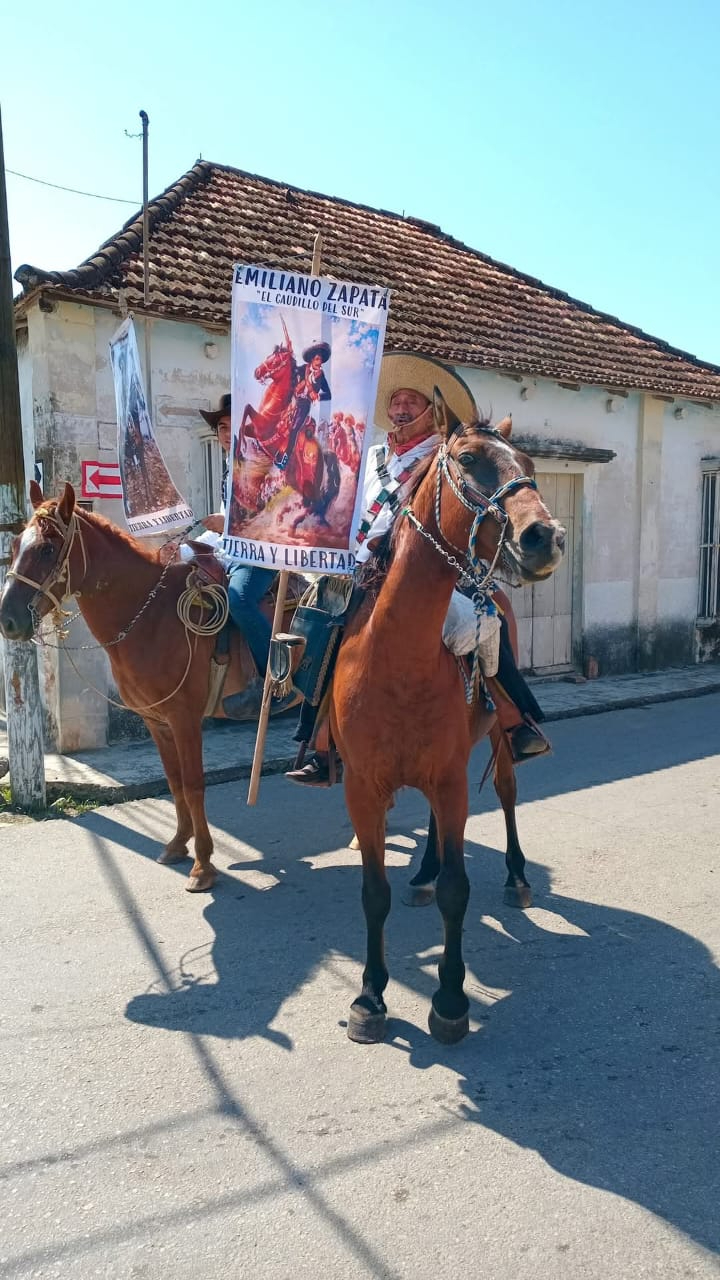 Este año se le unió otro jinete para hacer el recorrido